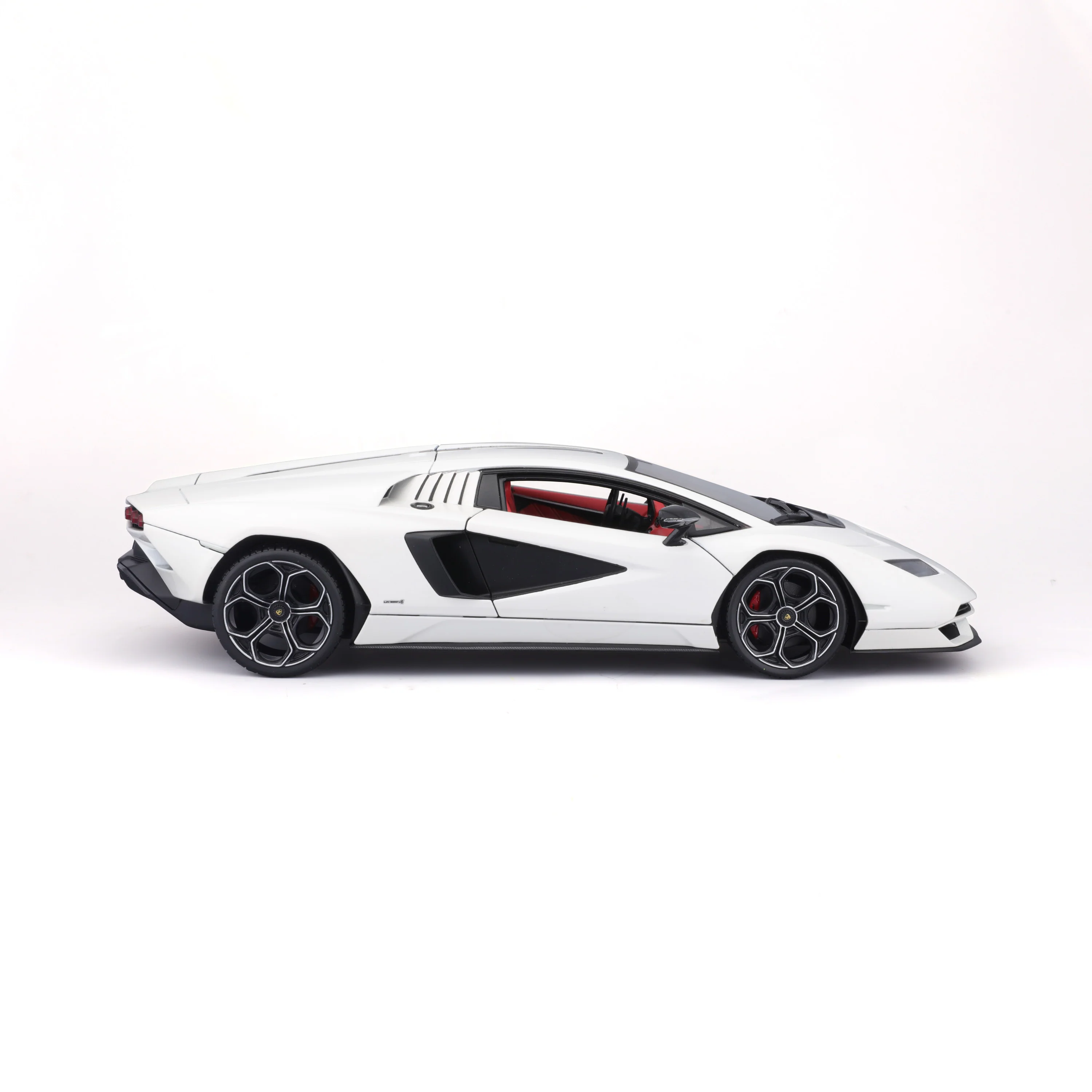 Lamborghini Countach LPI 800-4 White – 1:18 Diecast Model - Image 8
